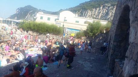 Paura a Capri, cadono calcinaggi tra i bagnanti
