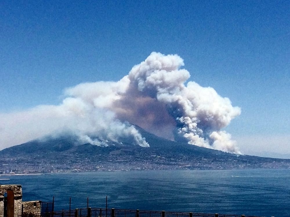 Incendi sul Vesuvio, il video di Fanpage