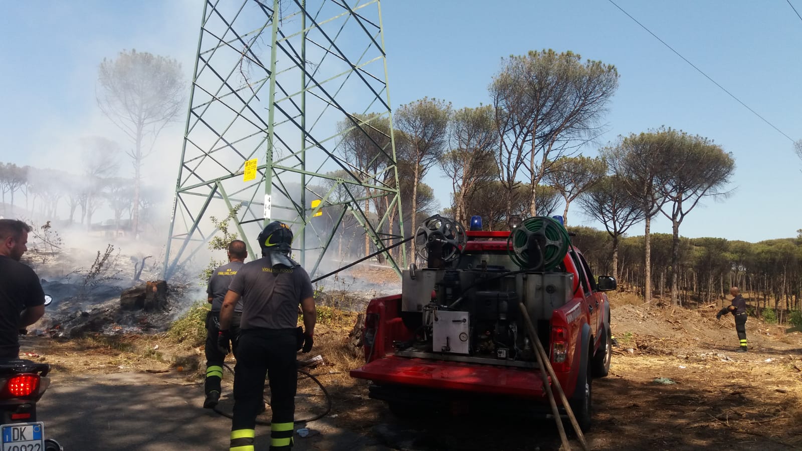 Torre del Greco, pericoloso incendio arginato dai volontari