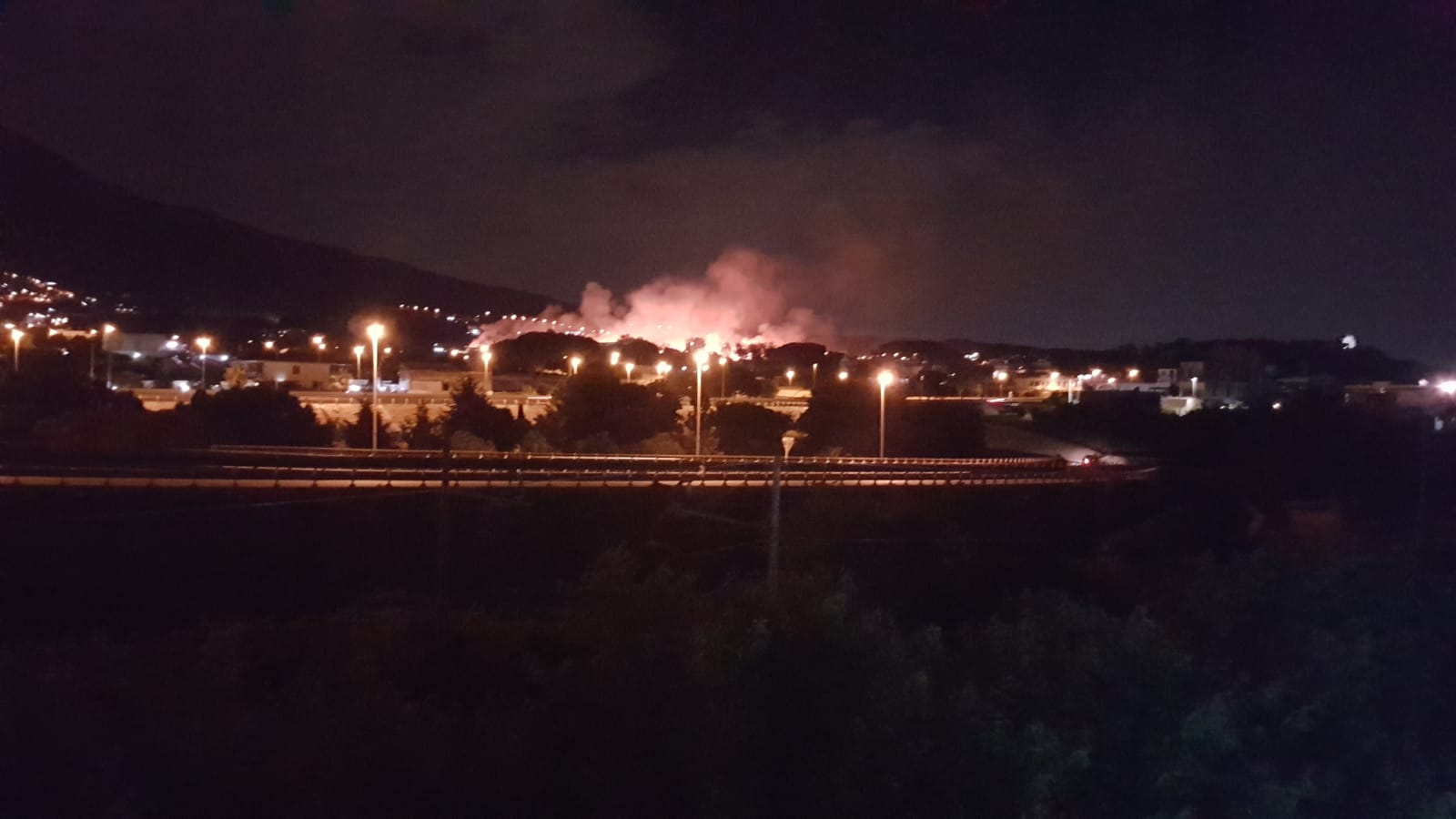 Torre del Greco, ancora fiamme nella notte