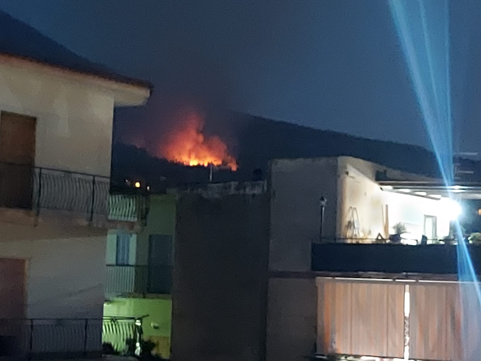Torre del Greco, ancora fiamme tra Cappella Bianchini e via Boccea