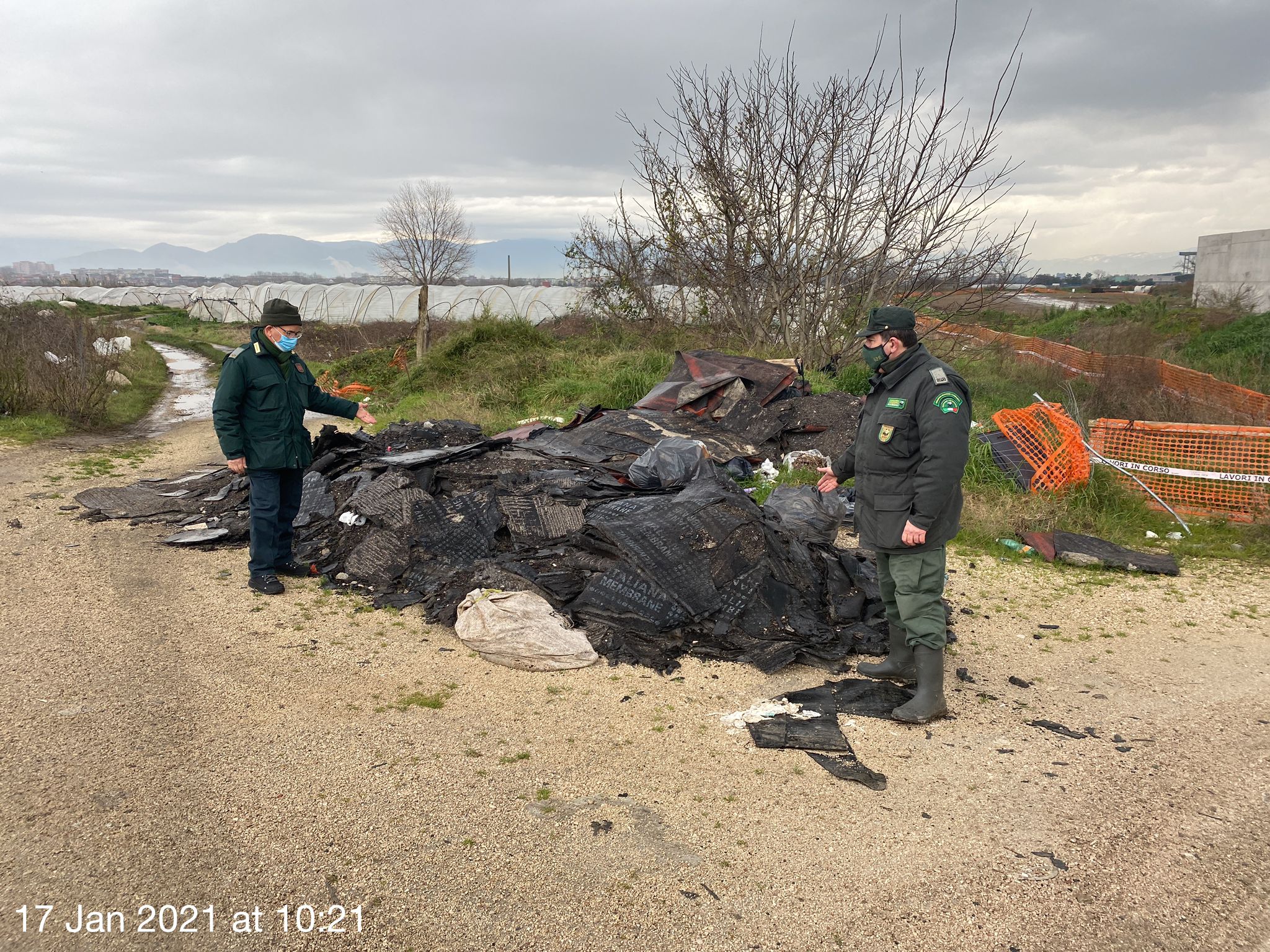 Altra discarica abusiva e cimitero di auto bruciate ad Afragola