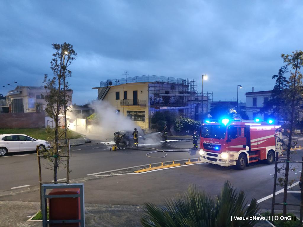 Auto in fiamme, conducente scampato per miracolo