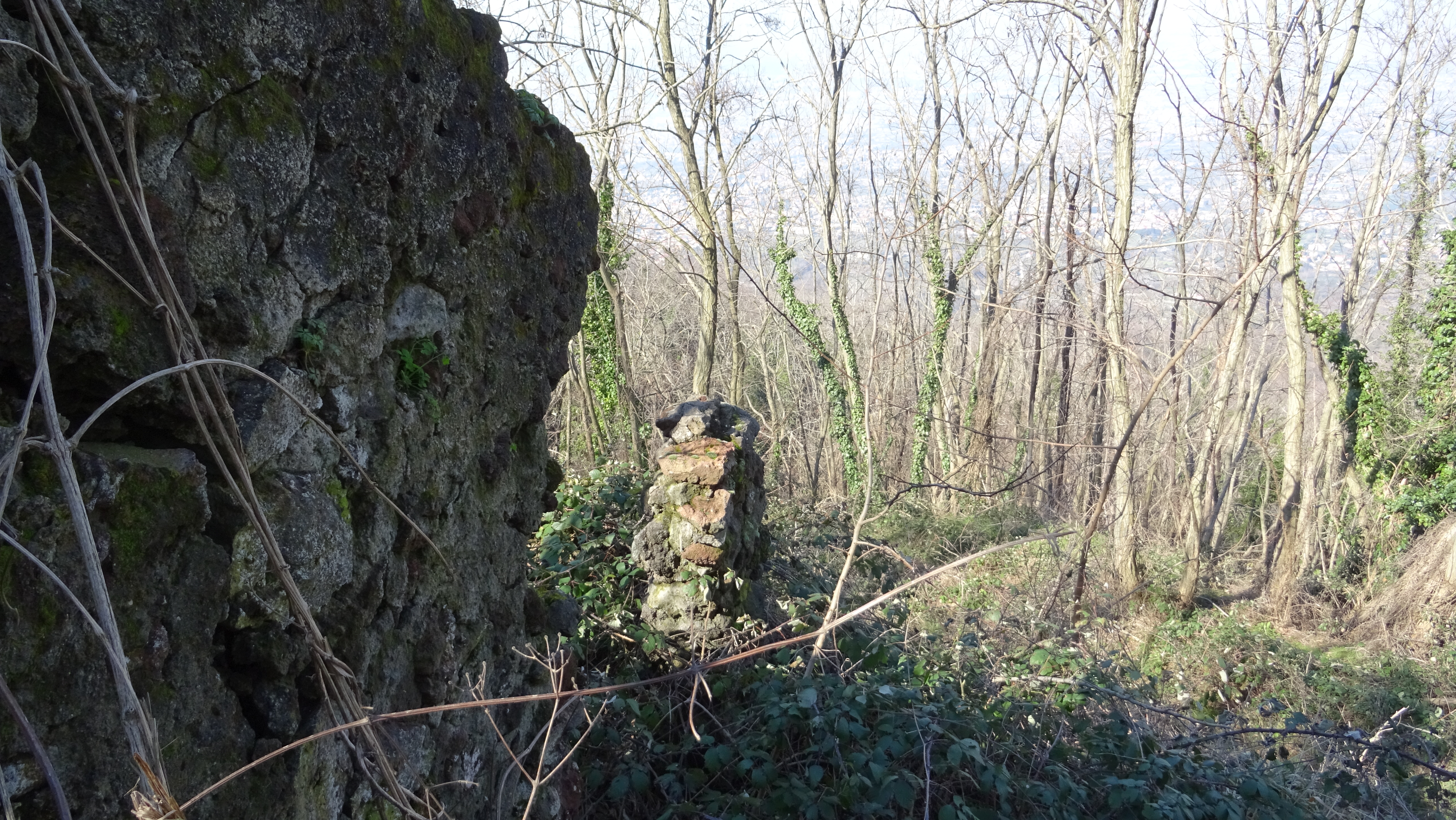 Monte Somma, le misteriose “baracche” del sentiero