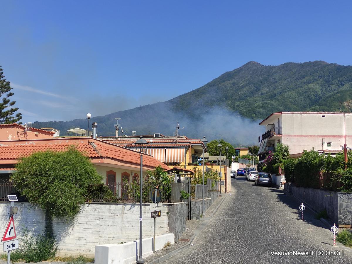 Vesuvio, ennesimo incendio in area parco nazionale