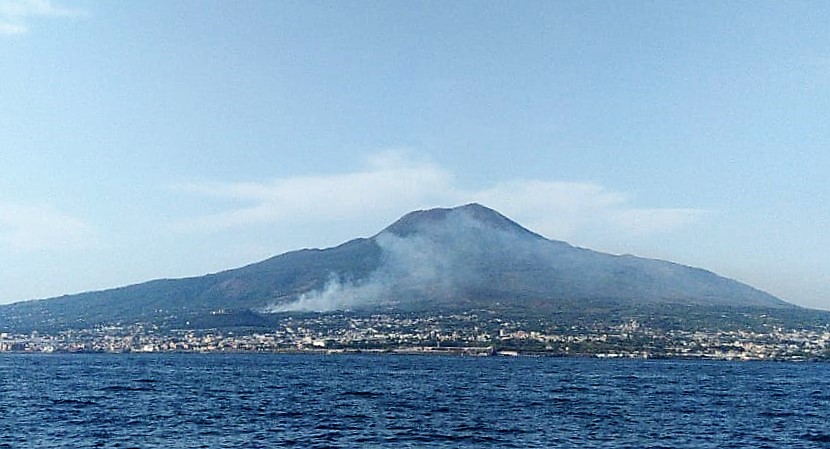 Il Parco Nazionale del Vesuvio brucia ancora
