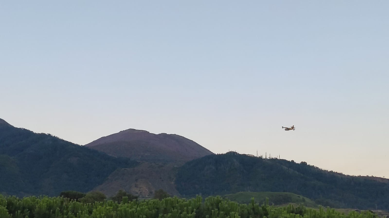 Ancora Canadair sul Vesuvio