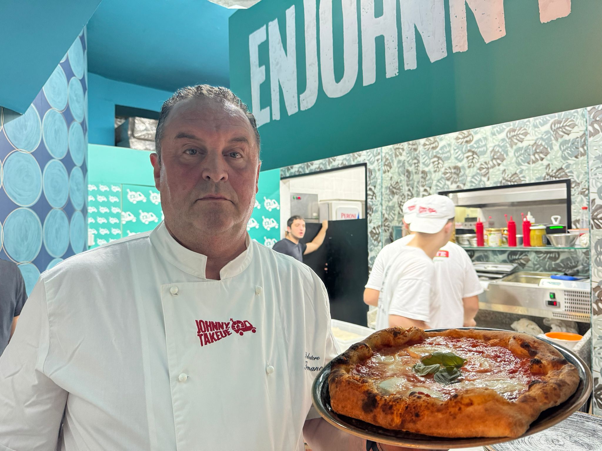 “Johnny Take Uè” approda a Posillipo con la sua pizza digeribile e la friggitoria napoletana